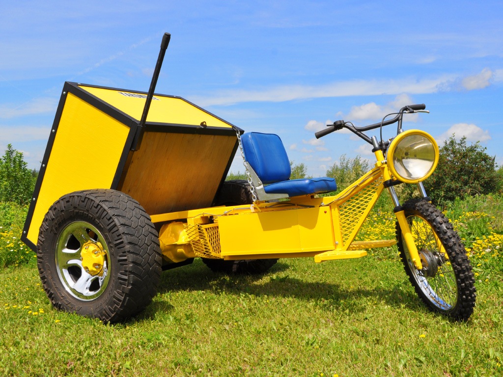 YardMule Electric Tractor - dump box lifter